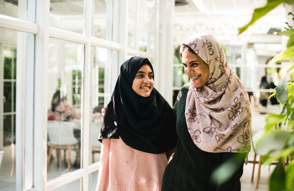 vrouwen met hoofddoek lachen