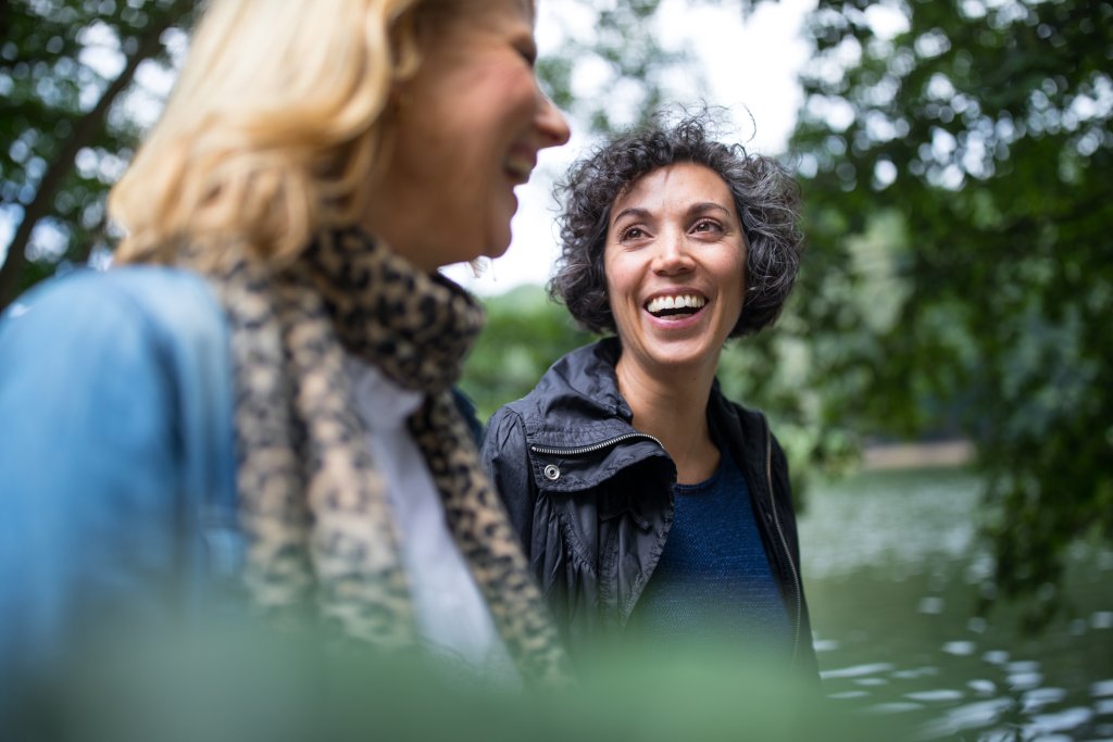 vrouwen lachen en wandelen