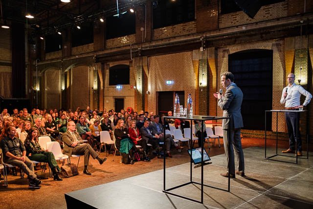 Sigra ledenconferentie. Srekers op podium