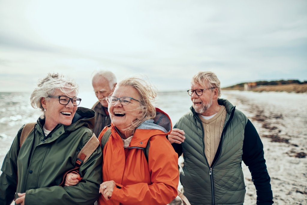 ouderen-strandwandeling-lache