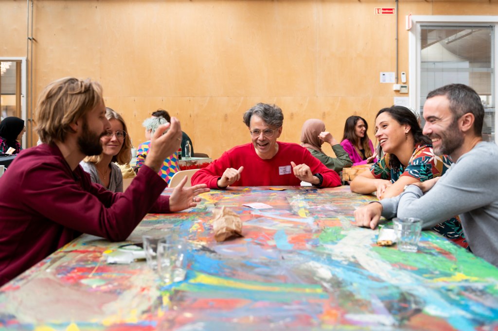 Deelnemers aan tafel in gesprek tijdens de Sigra conferentie Diversiteit en Inclusie 2023