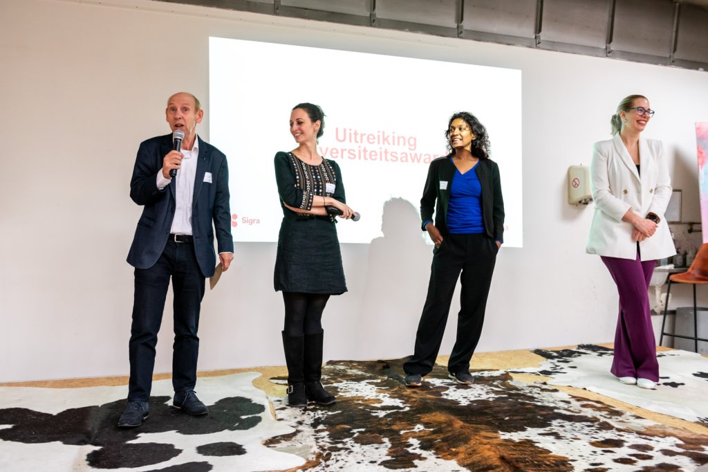 De jury staat op het podium tijdens de uitreiking van Sigra Diversiteitsaward 2023.