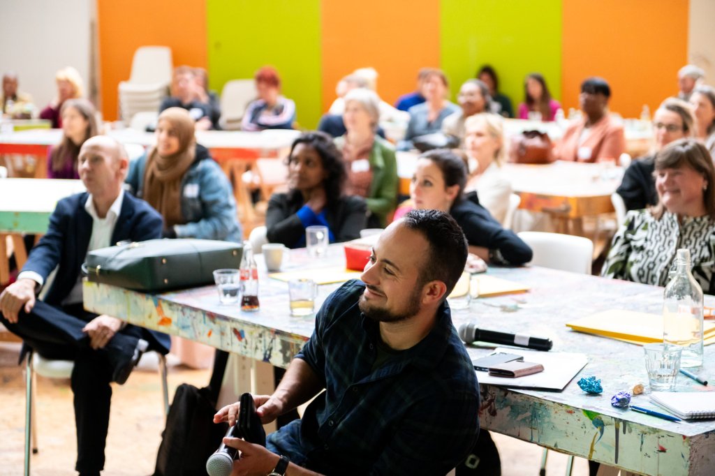 Deelnemers luisteren aandachtig tijdens de Sigra conferentie Diversiteit en Inclusie 2023.